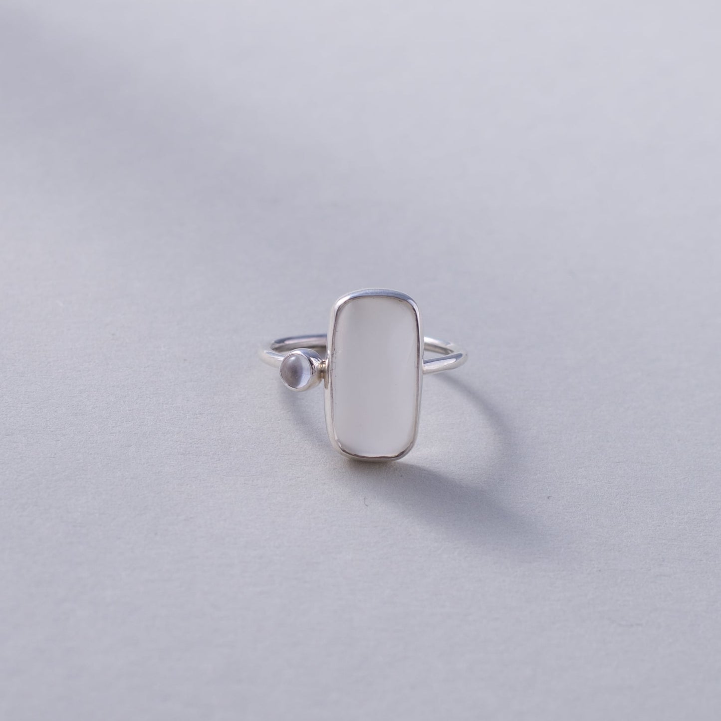 Hetaira Gyűrű Krémholdkővel és Hegyikristállyal