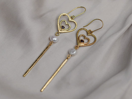 Amor Earrings with Garnet and Pearl