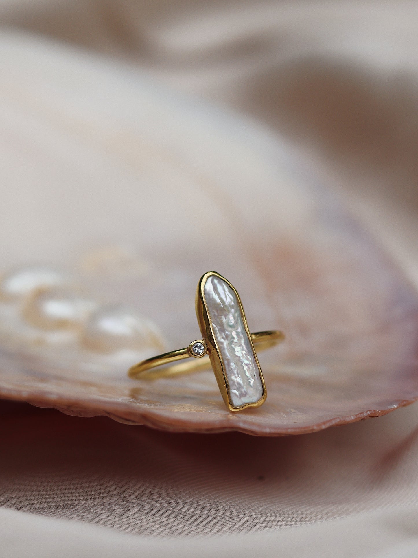 Hetaira Ring with Pearl and Sapphire