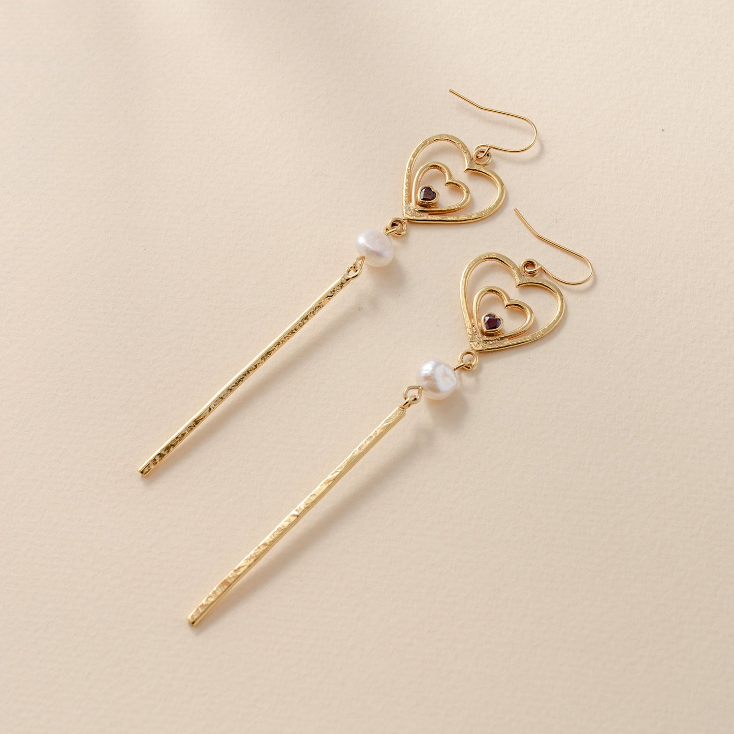 Amor Earrings with Garnet and Pearl