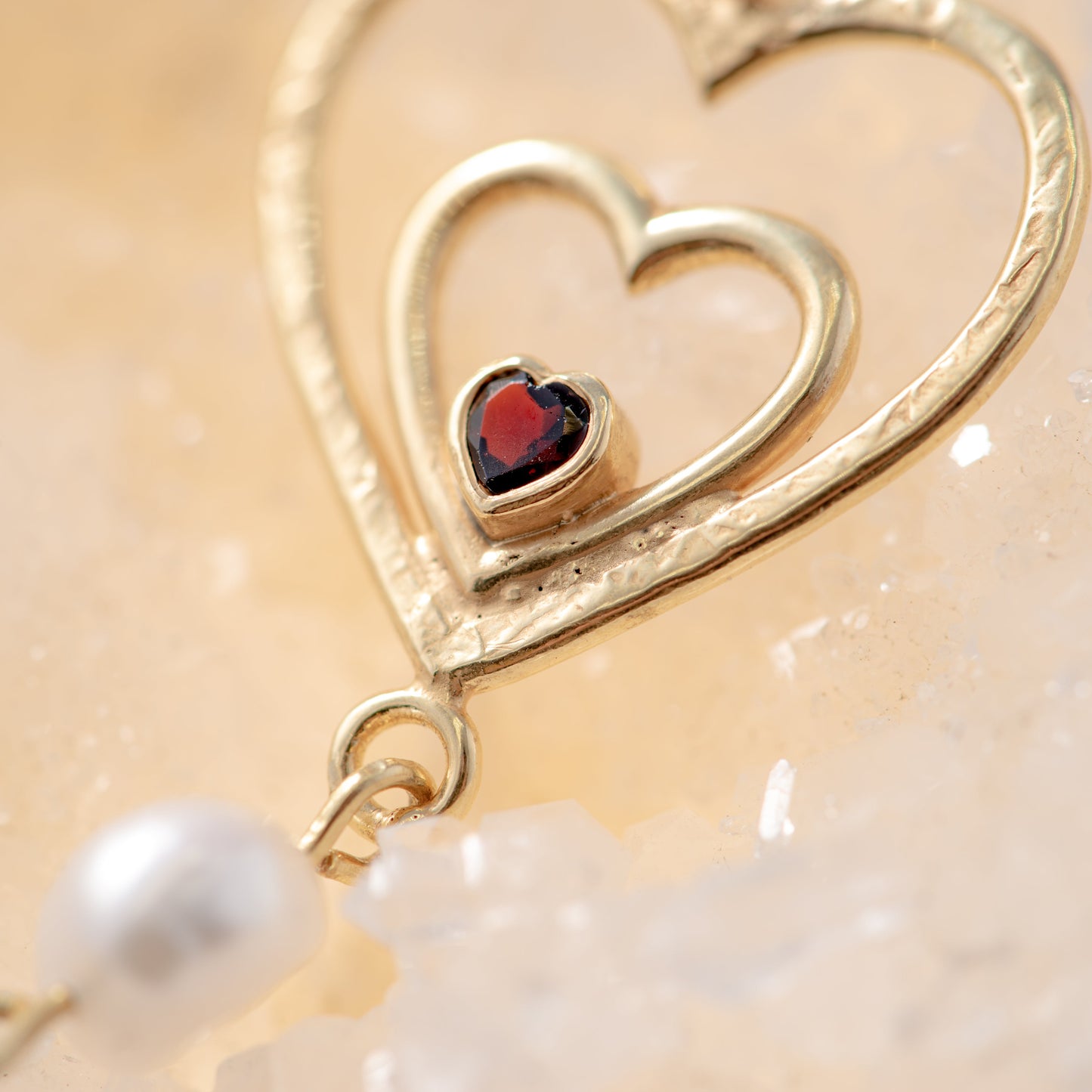 Amor Necklace with Garnet and Pearl