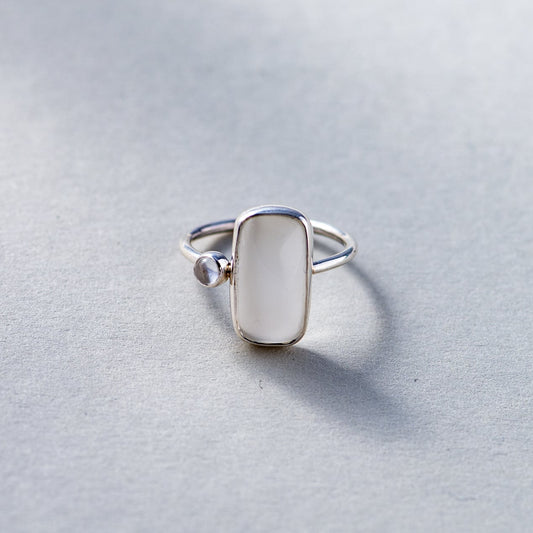 Hetaira Ring with Cream Moonstone and Clearquartz