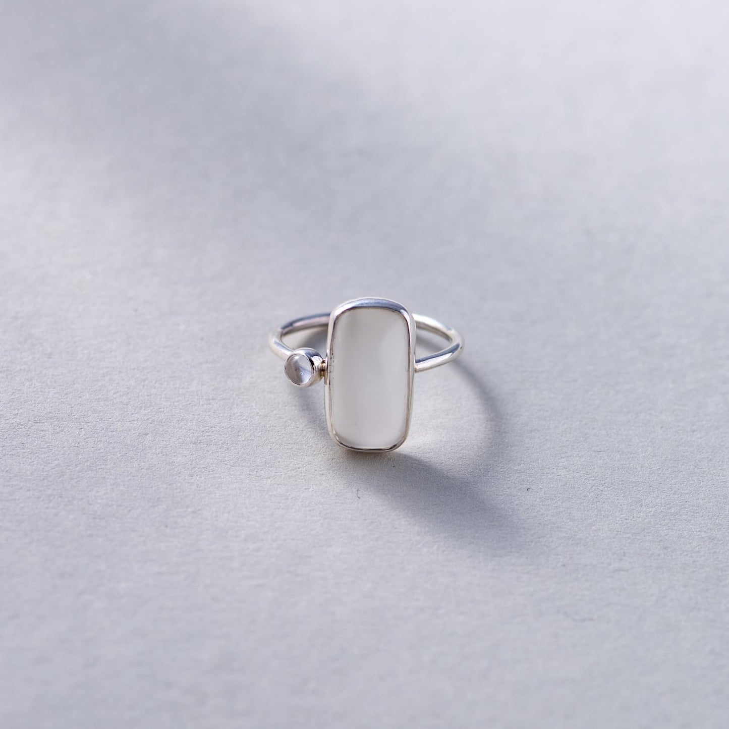 Hetaira Gyűrű Krémholdkővel és Hegyikristállyal