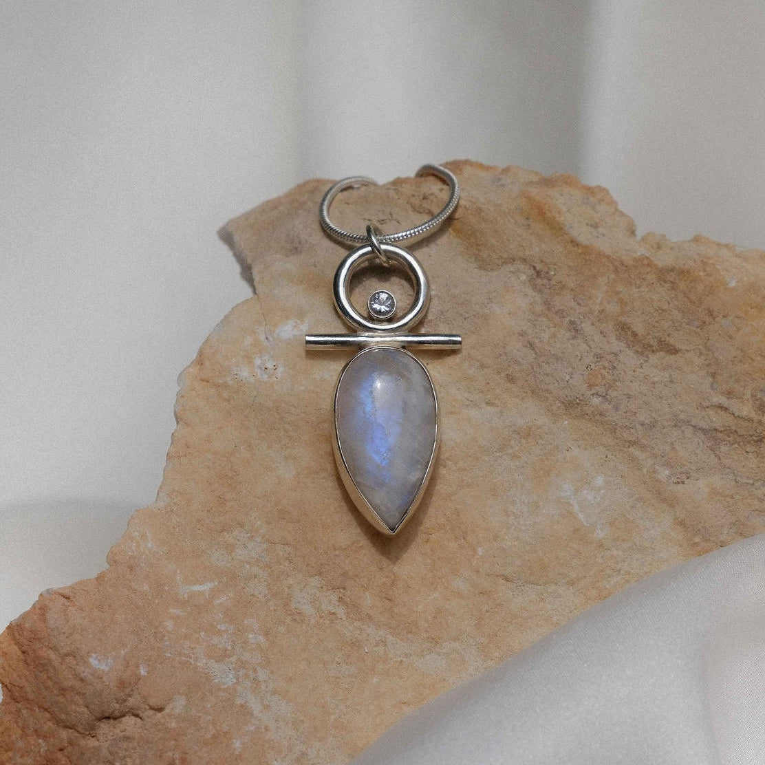 Isa Necklace with Moonstone and Sapphire
