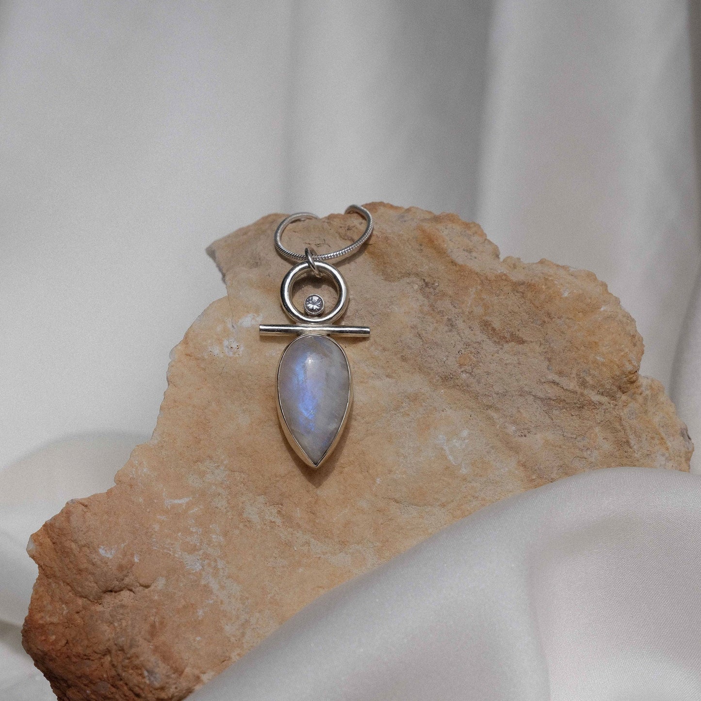 Isa Necklace with Moonstone and Sapphire