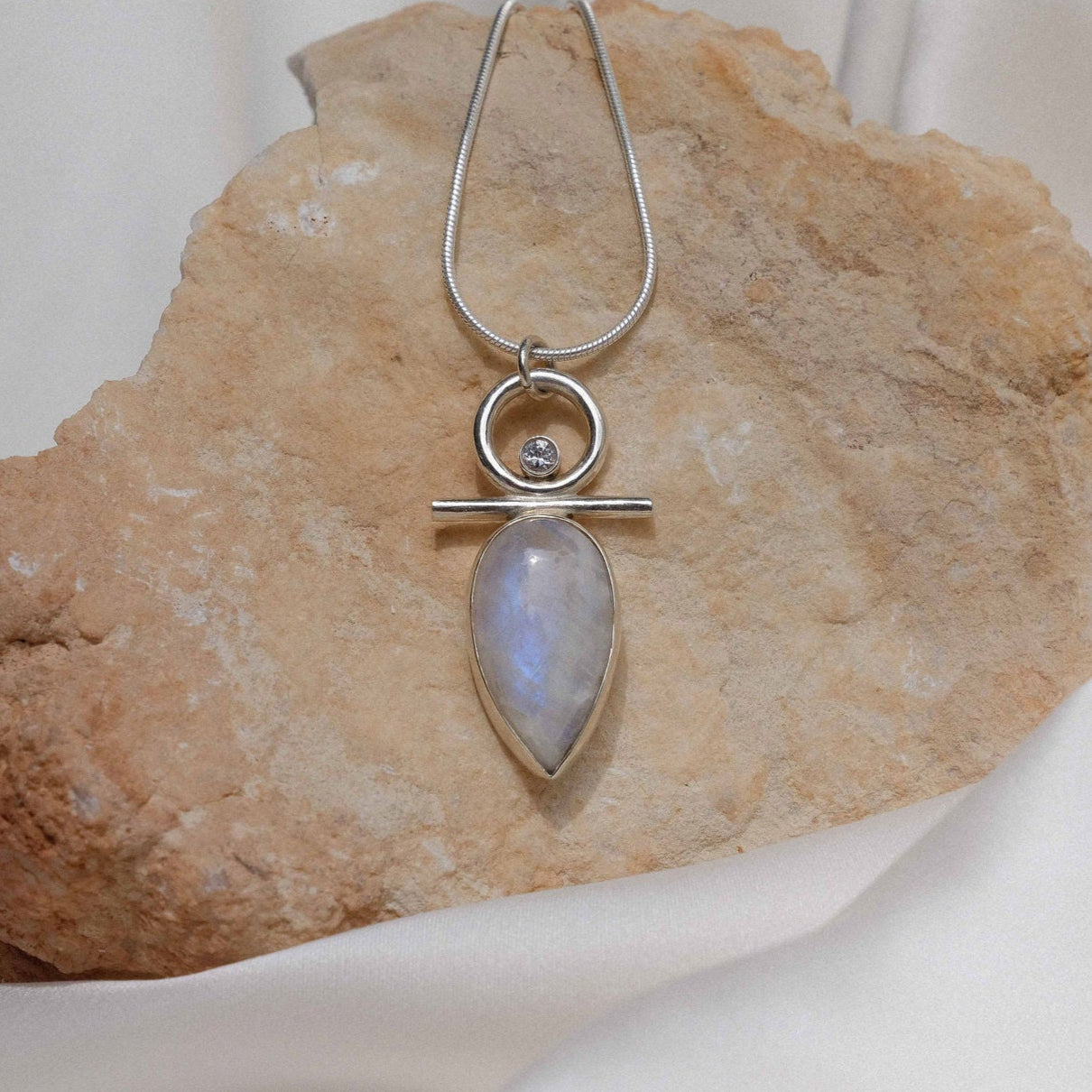 Isa Necklace with Moonstone and Sapphire