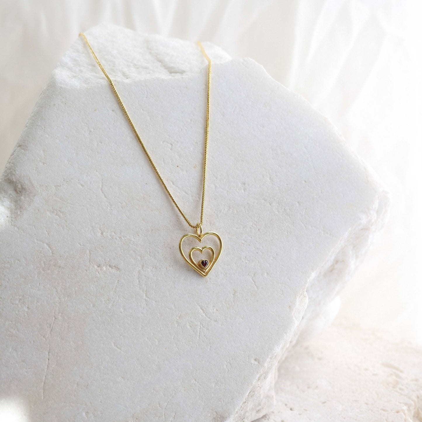 Amor Necklace with Garnet