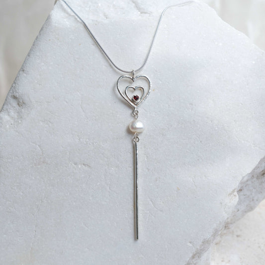 Amor Necklace with Garnet and Pearl