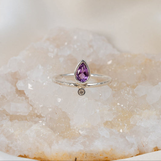 Isa Ring with Amethyst and Sapphire