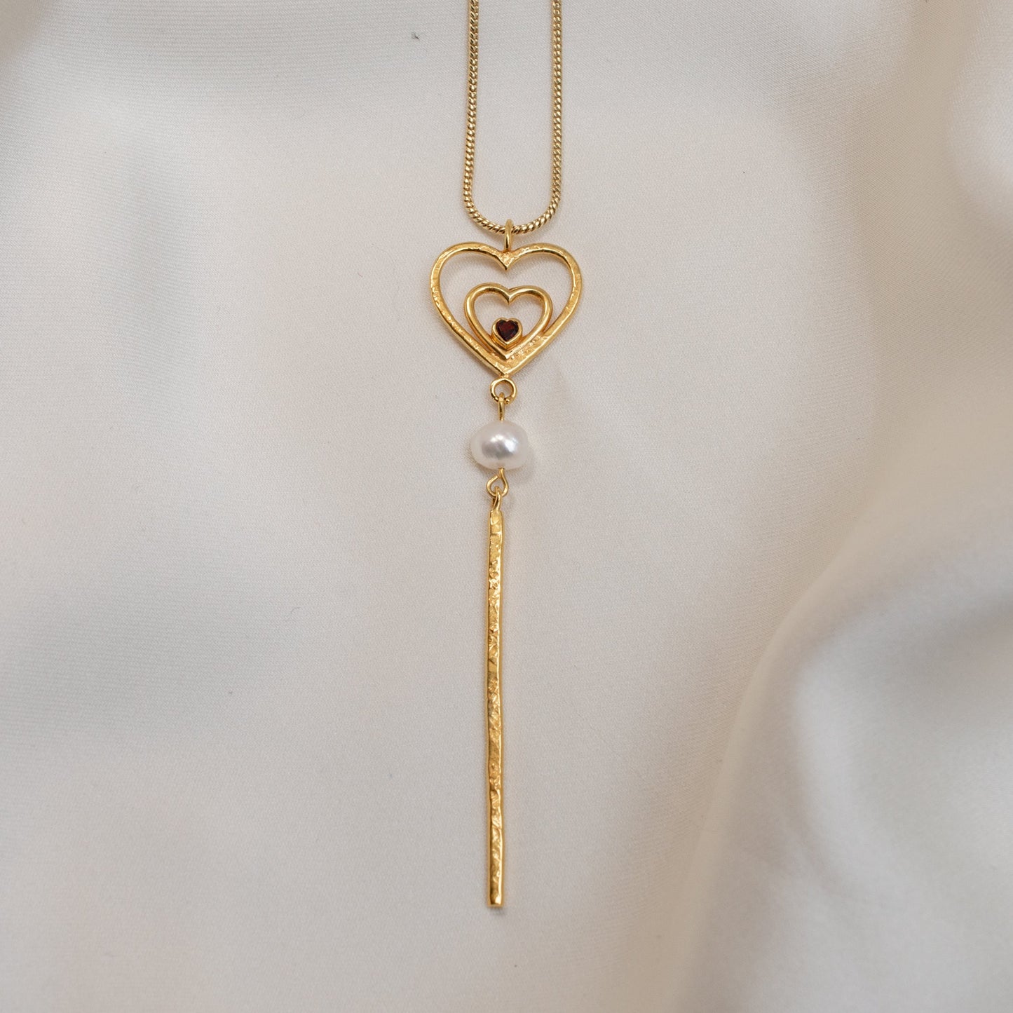 Amor Necklace with Garnet and Pearl