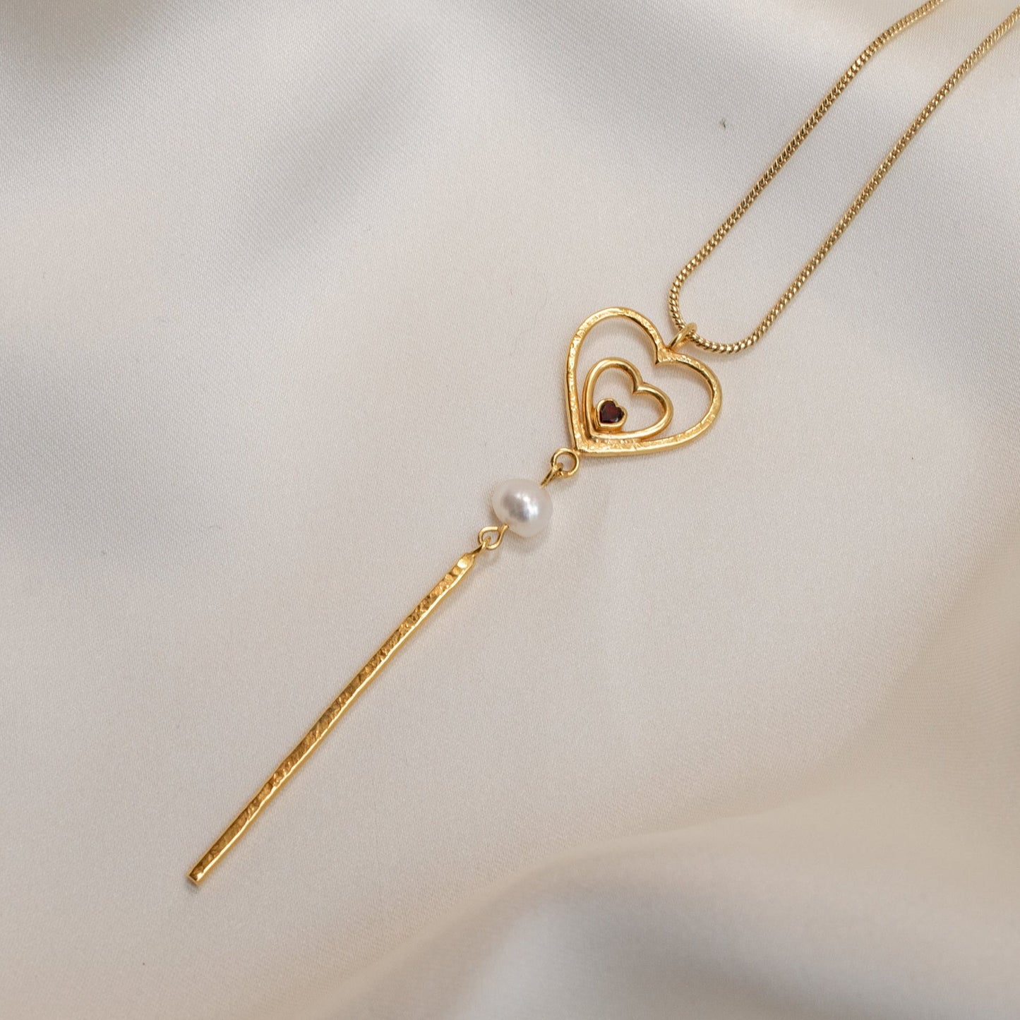 Amor Necklace with Garnet and Pearl