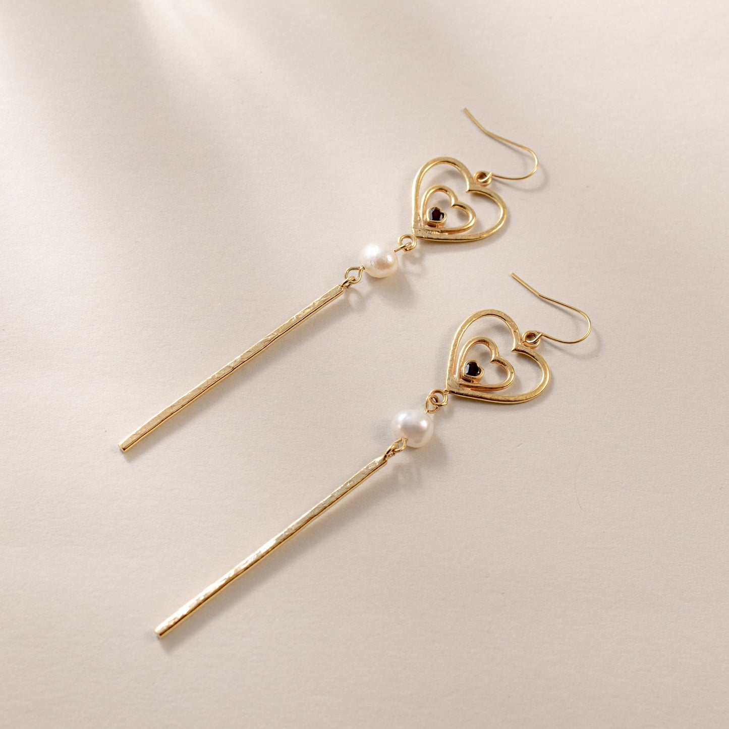 Amor Earrings with Garnet and Pearl