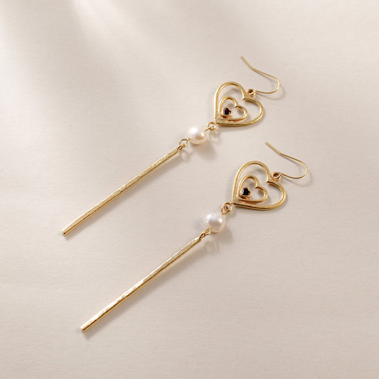 Amor Earrings with Garnet and Pearl