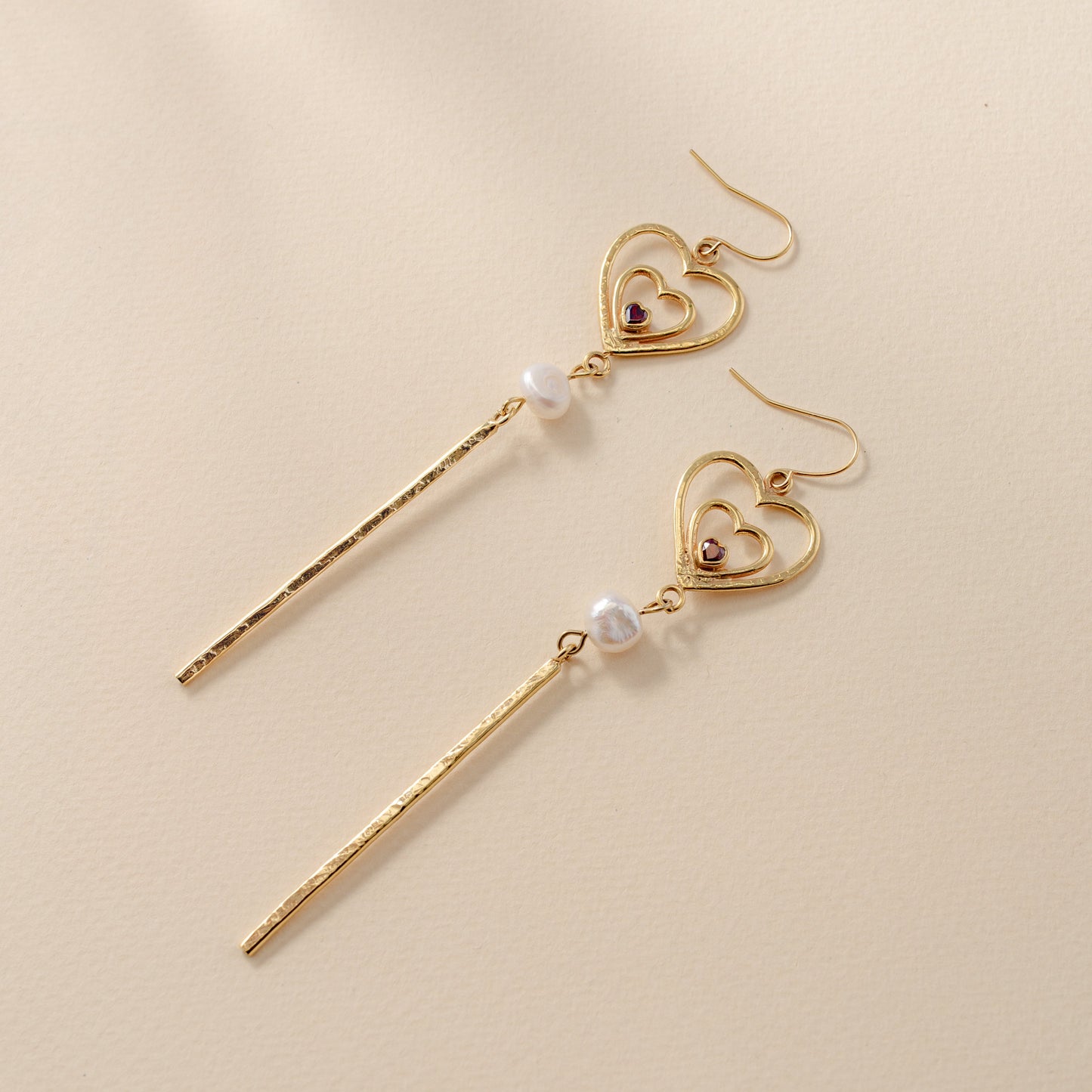 Amor Earrings with Garnet and Pearl