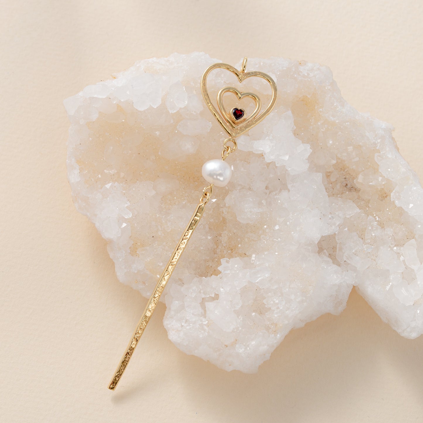 Amor Necklace with Garnet and Pearl