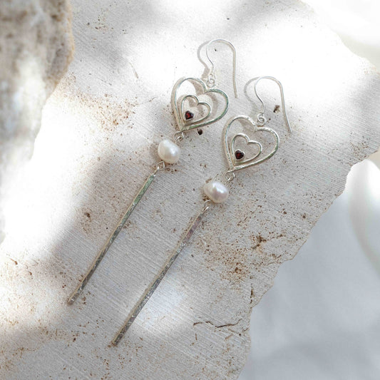 Amor Earrings with Garnet and Pearl